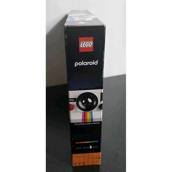 LEGO Ideas Polaroid OneStep SX-70 Camera Model 21345 - Picture 4 of 7